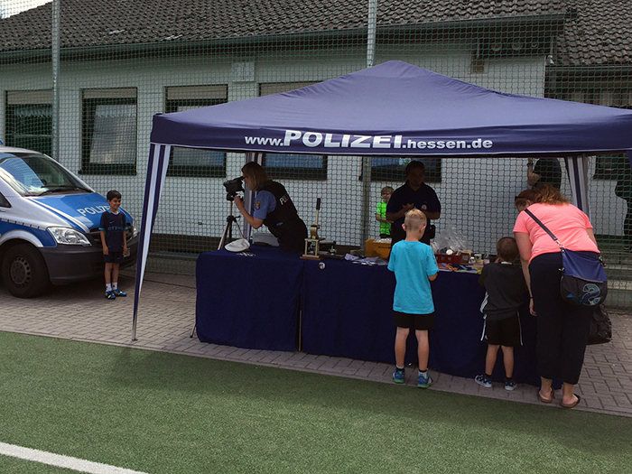 Heute waren die Fotos der Polizei Bierstadt kostenlos. Kinder und Besucher fanden das prima!