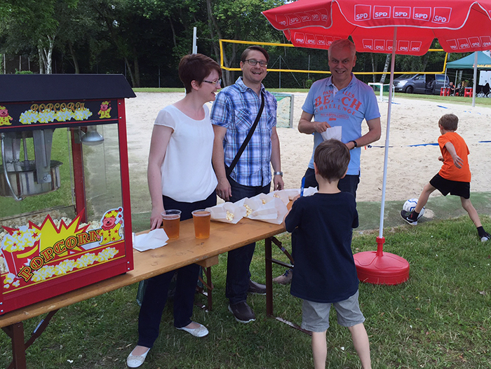 Gemeinsam für Bierstadt: Ortsvorsteher Stephan Belz (SPD) verteilt frisches Popcorn. Rechts daneben: Sein Stellvertreter im Ortsbeirat, Rainer Volland (CDU).